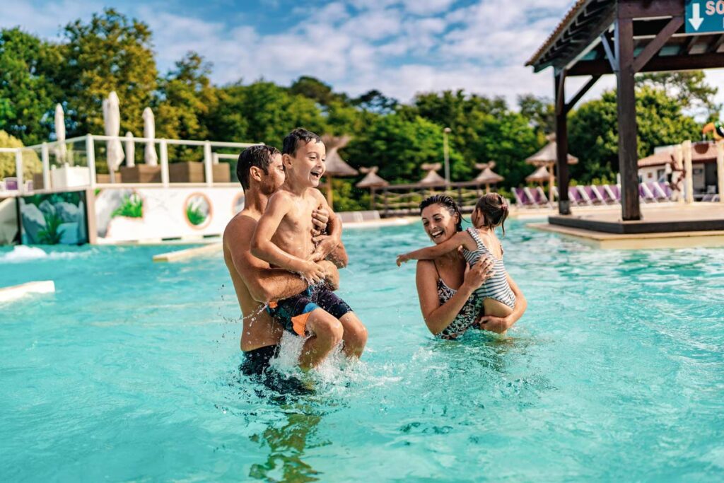 Baignade en famille dans la piscine extérieure