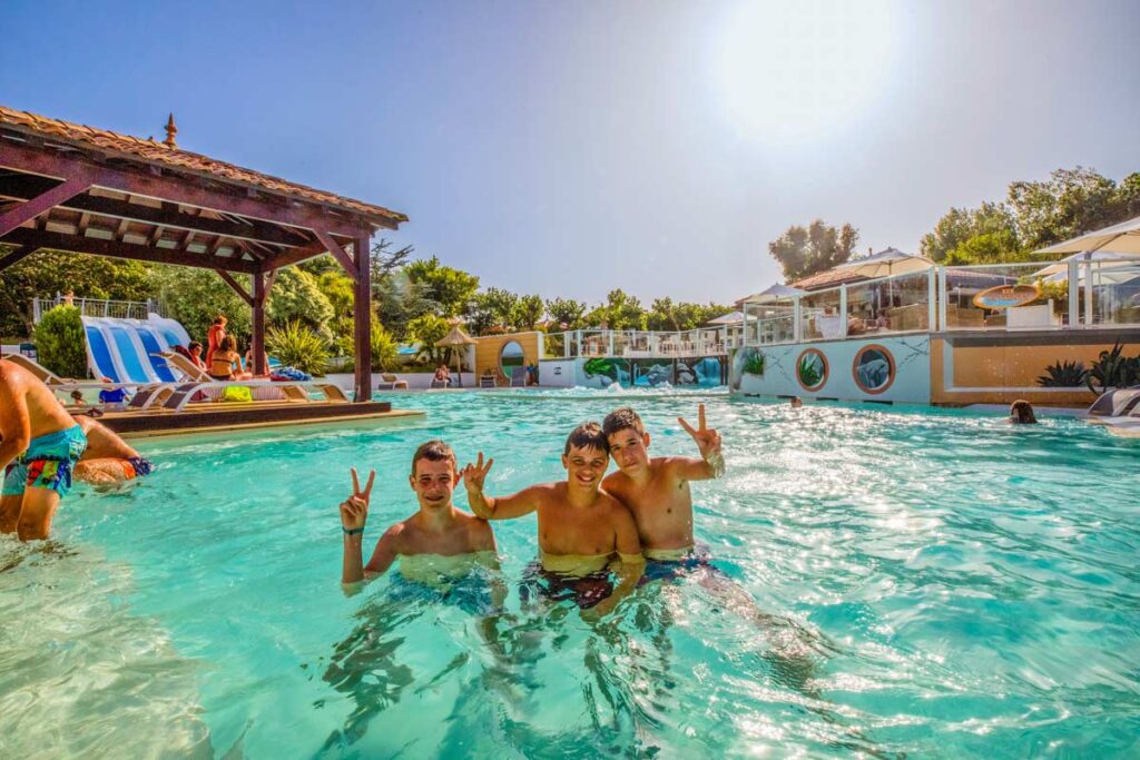 Arrivée des toboggans dans la piscine