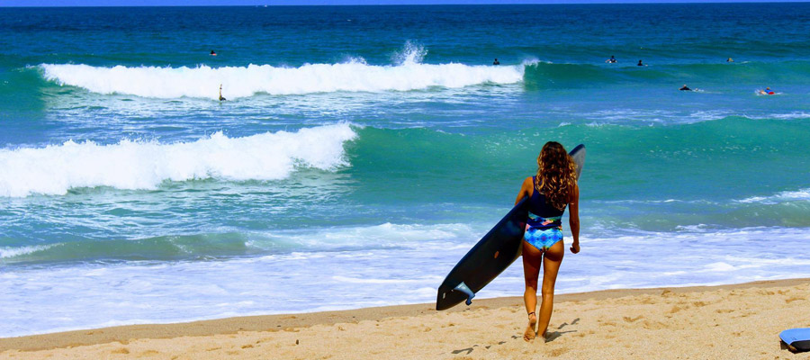 Surfeuse au Pays Basque