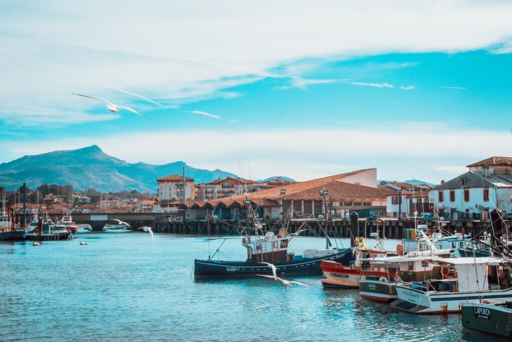 La baie de Saint-Jean-de-Luz au Pays Basque, balade romantique en couple
