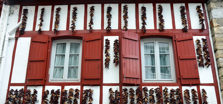 Visiter Espelette lors d'un week end romantique au Pays Basque